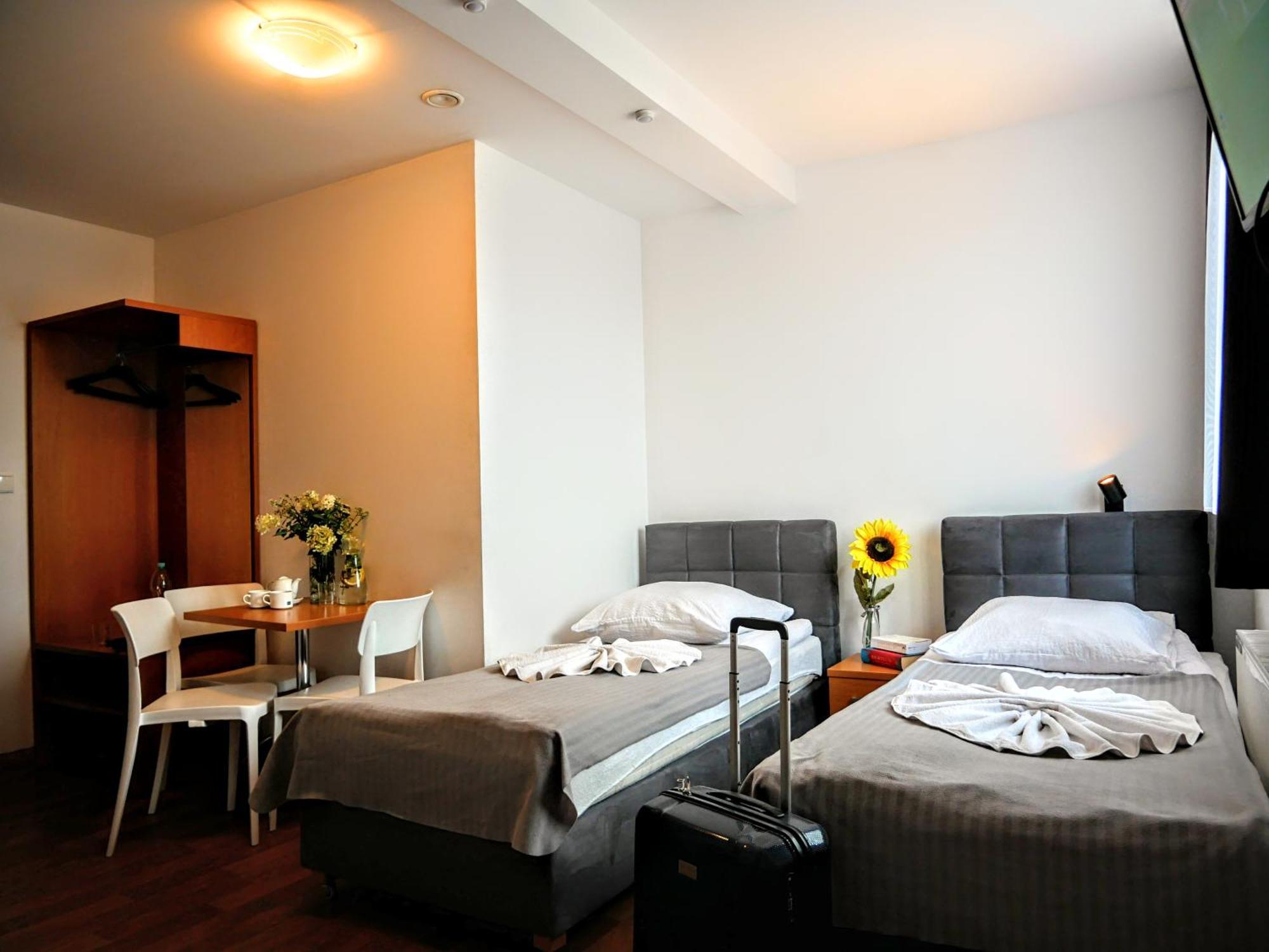 Hostel Evotel Зелонка Екстериор снимка